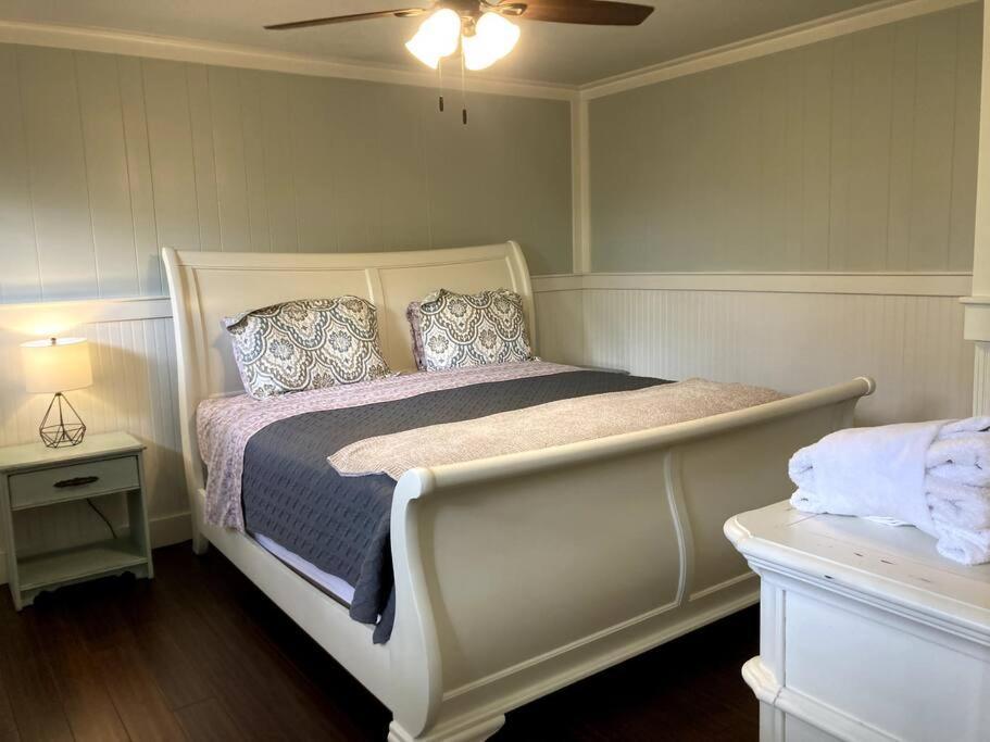 Tucked Away Newly Renovated 2 Bedroom/ 1 Bath Sleeps 8 Beaufort Luaran gambar
